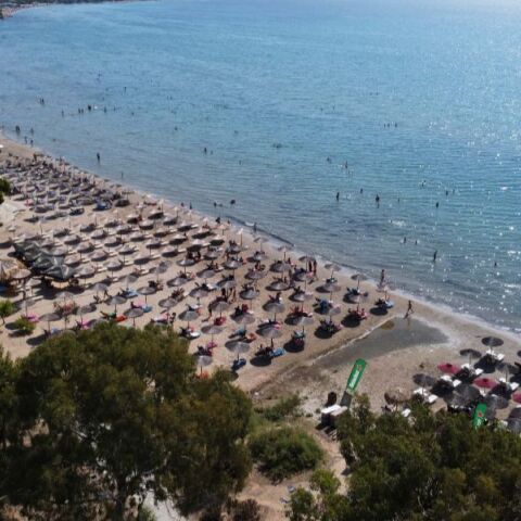 Πόσο κοστίζει μια καλοκαιρινή έξοδος στην Αθήνα: Οι τιμές σε ξαπλώστρες, παγωτό και σινεμά