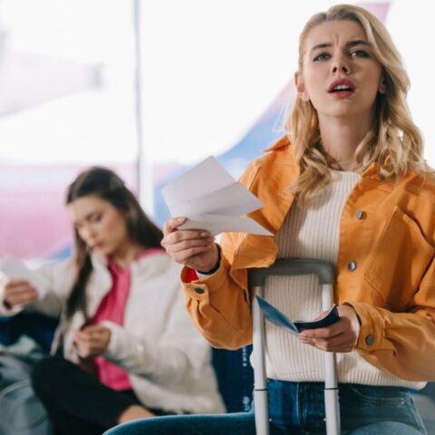 Ταξιδιωτικός ειδικός αποκαλύπτει τα τρία μεγαλύτερα λάθη στα αεροδρόμια - Έλλειψη προετοιμασίας, άγνοια χώρου και υπερβολικές αποσκευές που κοστίζουν ακριβά.