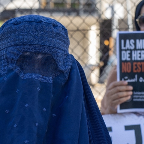 Οι γυναίκες του Αφγανιστάν αφανίζονται με κάθε τρόπο, κάθε ώρα που περνάει
