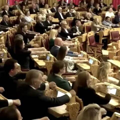 Νορβηγοί βουλευτές κάνουν κουπί στο Κοινοβούλιο στέλνοντας μήνυμα για το Μουντιάλ 2026