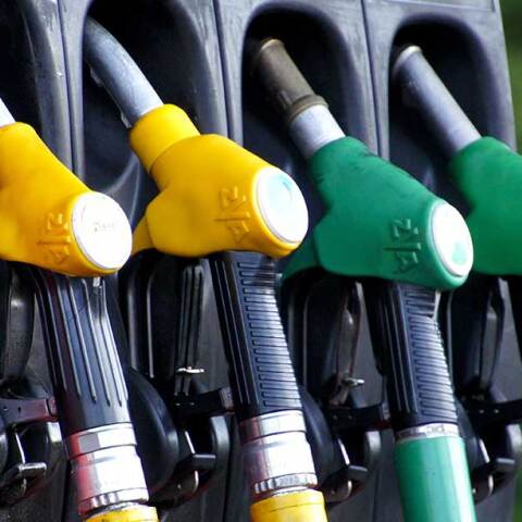 Αντλίες βενζίνης και πετρελαίου diesel σε πρατήριο υγρών καυσίμων