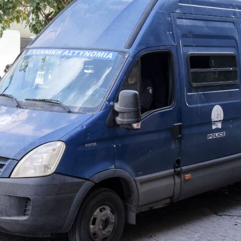 Στο Ηράκλειο απολογούνται τέσσερις από τους επτά συλληφθέντες για το κύκλωμα πειρατικής τηλεόρασης - Λογαριασμοί σε 10 χώρες και κέρδη άνω των 7 εκατ. ευρώ