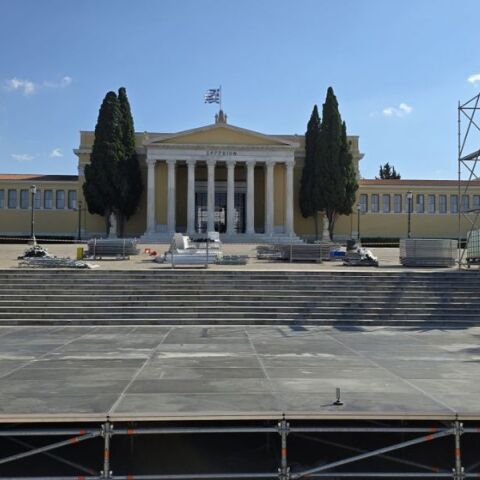Το αμφιθέατρο στο Ζάππειο ξηλώνεται και το φεστιβάλ αναβάλλεται - Η επιτροπή μιλά για τεχνικά ζητήματα μετά τις αντιδράσεις.