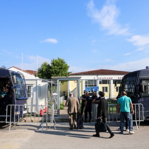 Στιγμιότυπο έξω από Μέγαρο όπου πραγματοποιείται η δίκη για τα Τέμπη