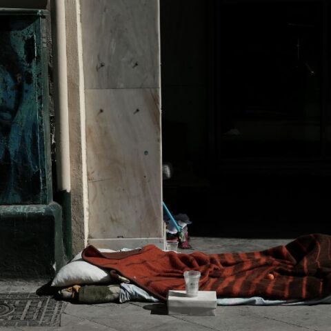 Έρευνα του Δήμου Αθηναίων αποκαλύπτει το χρόνιο πρόβλημα της αστεγίας στην πόλη - Το 72% έχασε το σπίτι του λόγω οικονομικών δυσκολιών.