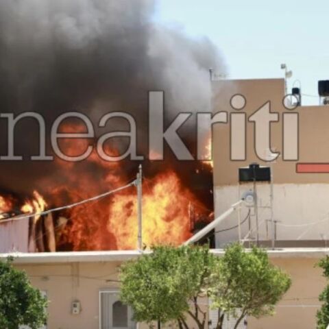 Φωτιά τώρα σε εργοστάσιο στο Ηράκλειο Κρήτης - Καίει κοντά σε σπίτια