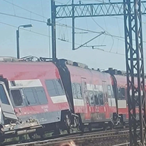 Σφοδρή σύγκρουση τρένων στην Πολωνία: Αναφορές για τρεις τραυματίες - Πολλά βαγόνια εκτροχιάστηκαν