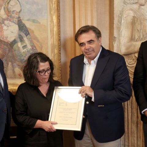 Παραδόθηκε από τον Μαργαρίτη Σχοινά στη Μαρία Γιακουμάκη το πτυχίο του γιου της από τη Γαλακτοκομική Σχολή - Η ευχή να μην υπάρξουν παρόμοια περιστατικά.