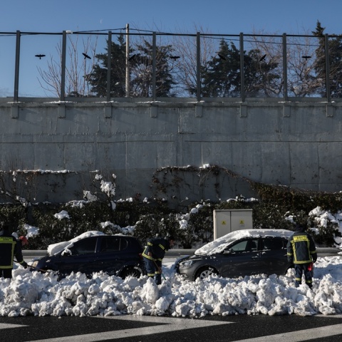 Αυτοκίνητα κάτω από το χιόνι στην Αττική Οδό