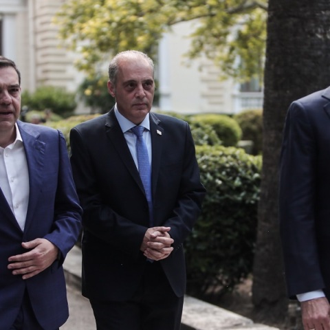 Ο νιος είν’ έντιμος, πατέρα