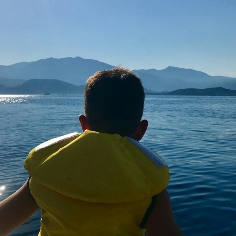 Παιδί με σωσίβιο στη θάλασσα