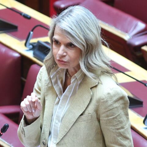 Μιλένα Αποστολάκη: Η κυβέρνηση απαλλάσσει τους πολίτες από τα χρέη αλλά όχι από τις κατασχέσεις
