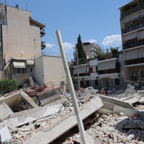 Εικόνα από την κατάρρευση της πολυκατοικίας στα Πετράλωνα