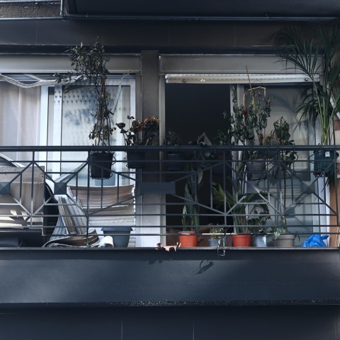 Στιγμιότυπο από την εμπρηστική επίθεση σε σπίτι στελέχους της ΝΔ στη Θεσσαλονίκη