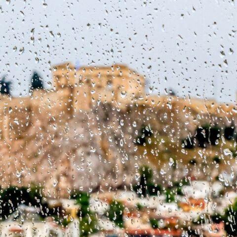 O καιρός σήμερα: Βροχές και καταιγίδες σε πολλές περιοχές, με άνεμους έως 7 μποφόρ και θερμοκρασίες έως 36°C - Εξασθένηση των φαινομένων από το απόγευμα.