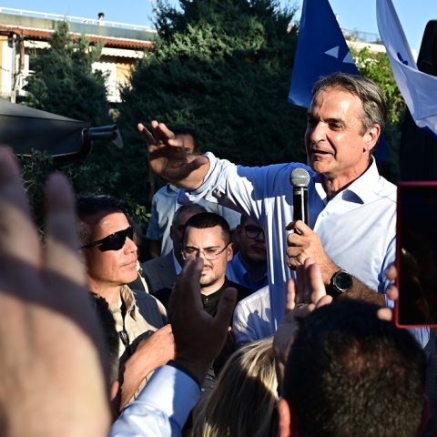 Ο Κυριάκος Μητσοτάκης σε πλήθος στο Αιγάλεω