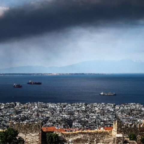 AtmoHub: Το τοξικό νέφος από τη φωτιά στο Ωραιόκαστρο μπορεί να φτάσει μέχρι την Εύβοια