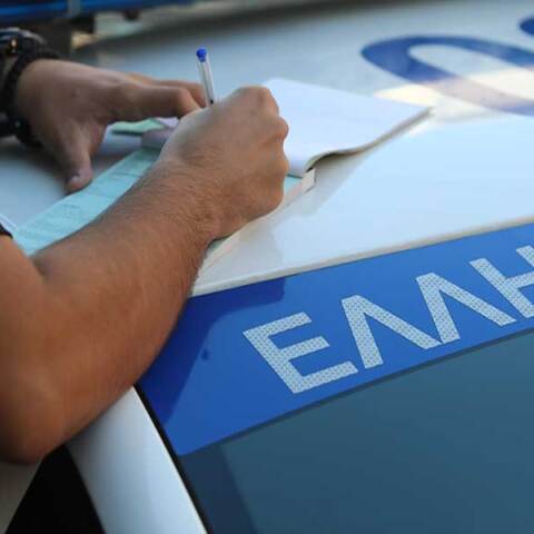 Αστυνομικός της Τροχαίας κόβει κλήσεις στο μπλοκάκι