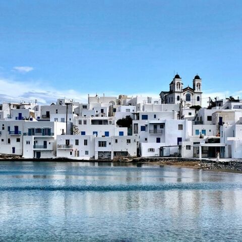Η Πάρος μαγνητίζει τα βλέμματα με την μοναδική αρχιτεκτονική και τις μαγευτικές της παραλίες