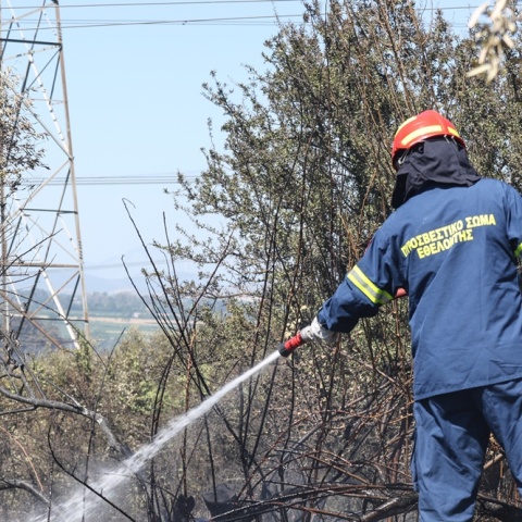Πυροσβέστης κατά τη διάρκεια κατάσβεσης φωτιάς