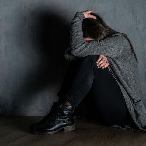 Ηράκλειο: 65χρονος ξυλοκόπησε την 28χρονη σύντροφό του σε live μετάδοση και μπρστά στη 16χρονη κόρη του
