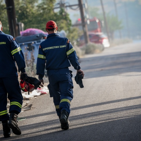 Πυροσβέστες περπατούν σε δρόμο