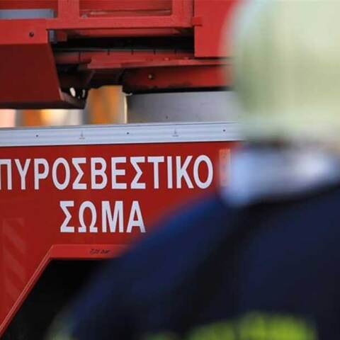 Πυροσβέστης μπροστά από όχημα της Πυροσβεστικής