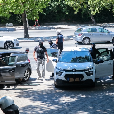 Αστυνομικές δυνάμεις κατά τη μεταγωγή κατηγορουμένων για τη δολοφονία της Βάγιας Νέστορα γύρω από αυτοκίνητο