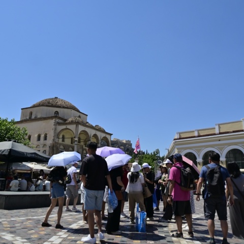 Πολίτες στο Μοναστηράκι υπό πολύ υψηλές θερμοκρασίες