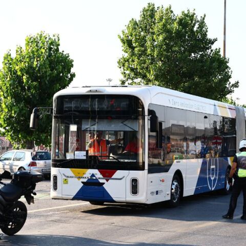 Στη Θεσσαλονίκη έφτασαν 50 νέα ηλεκτρικά λεωφορεία από την Κίνα - Θα ενισχύσουν τον ΟΑΣΘ από Σεπτέμβριο με οχήματα μηδενικών ρύπων και αυξημένης χωρητικότητας.