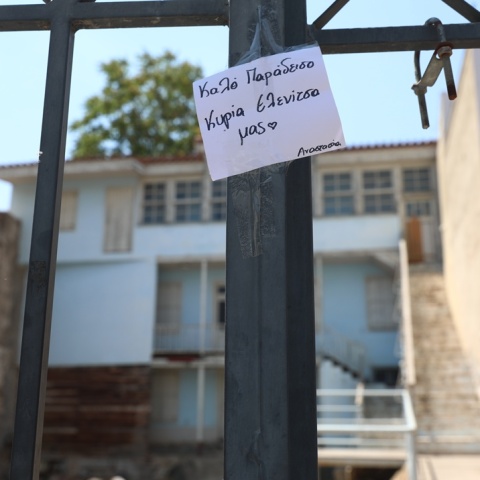 «Καλό ταξίδι Ελενίτσα μας»: Μηνύματα και λουλούδια για τη Μάρω Κοντού στην οικία Κοκοβίκου στην Πλάκα