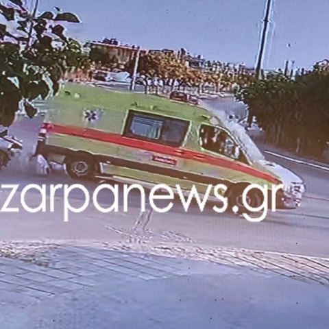 Η στιγμή της σύγκρουσης του ασθενοφόρου με το ΙΧ στα Χανιά - Δείτε το βίντεο