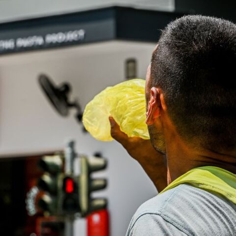 Αυστηρές οδηγίες από το υπουργείο Εργασίας για την προστασία των εργαζομένων από τον καύσωνα, με ελέγχους και πιθανή παύση εργασιών
