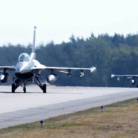 Μαχητικά F16 ετοιμάζονται να απογειωθούν από στρατιωτική βάση
