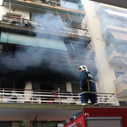 Φωτιά σε διαμέρισμα στον Πειραιά - Στο σημείο η Πυροσβεστική