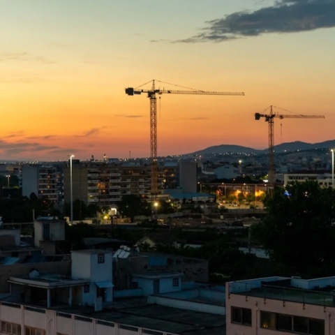 Ο Λάζαρος Γραικός περιπλανιέται στη Θεσσαλονίκη προχωρημένα μεσάνυχτα και αφουγκράζεται τη ζωή, τους ήχους, τα φώτα της πόλης