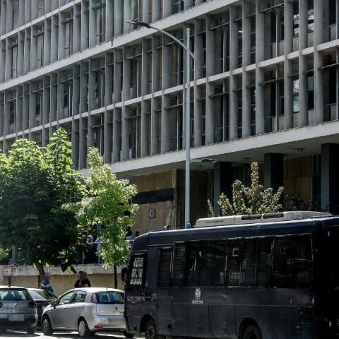 Στους τέσσερις έφτασαν οι προφυλακισθέντες για τη φονική επίθεση με γκαζάκια στη Θεσσαλονίκη, στην οποία έχασε τη ζωή της η Βάγια Νέστορα.