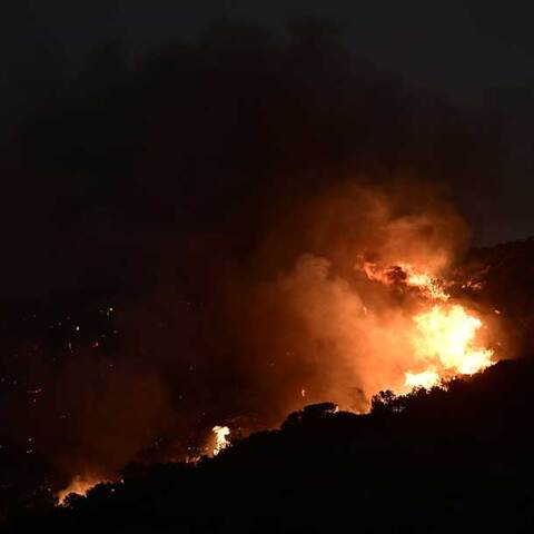 Φωτιά καίει περιοχή με χαμηλή βλάστηση και δέντρα κατά τη διάρκεια της νύχτας