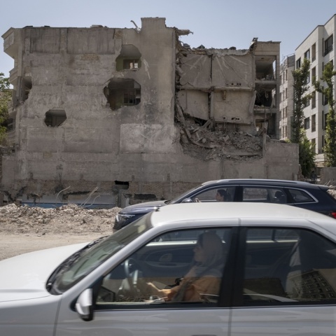 Οι ΗΠΑ βομβάρδισαν το Ιράν για 12η νύχτα - Οι Χούθι επιτίθενται σε πλοία της Σαουδικής Αραβίας στην Ερυθρά θάλασσα