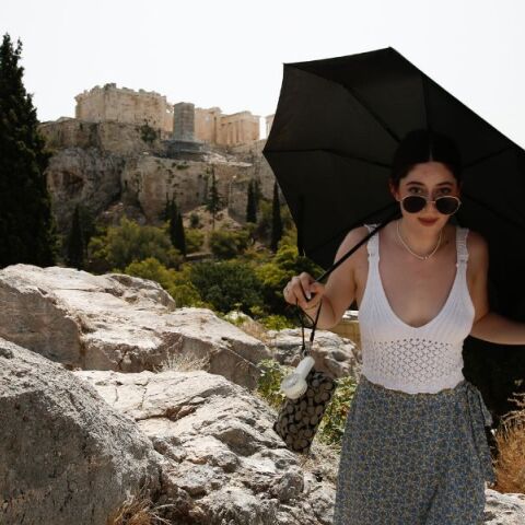 Καιρός σήμερα: Πτώση θερμοκρασίας και άνεμοι έως 7 μποφόρ - Βελτιώνεται σταδιακά μετά τις πρωινές βροχές και καταιγίδες στα ανατολικά