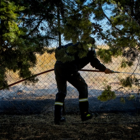 Πυροσβέστης με μάνικα ανά χείρας
