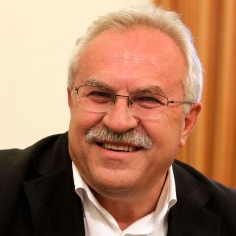 Ο πρώην βουλευτής του ΣΥΡΙΖΑ Δημήτρης Γάκης εισάγεται στο ΕΚΠΑ στα 70 του - Δηλώνει ότι ο αγώνας και η προσπάθεια είναι η καλύτερη φαρμακευτική αγωγή για όλους