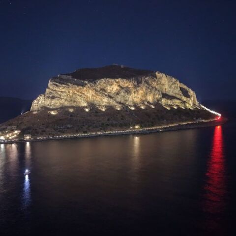 Φωταγωγήθηκε ο Βράχος της Μονεμβασιάς