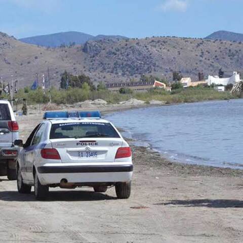 Περιπολικό της ΕΛΑΣ και όχημα του Λιμενικού σε παραλία όπου σημειώθηκε ο πνιγμός