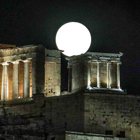 Πανσέληνος με φόντο την Ακρόπολη