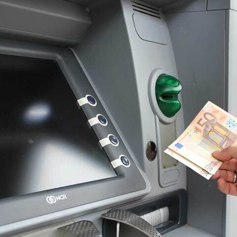 Ανάληψη μετρητών από ΑΤΜ