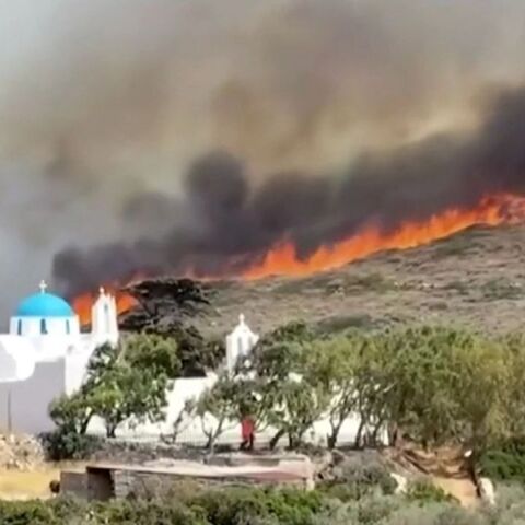 Ελεύθεροι ο δήμαρχος και οι κατηγορούμενοι για τη φωτιά στην Πάρο