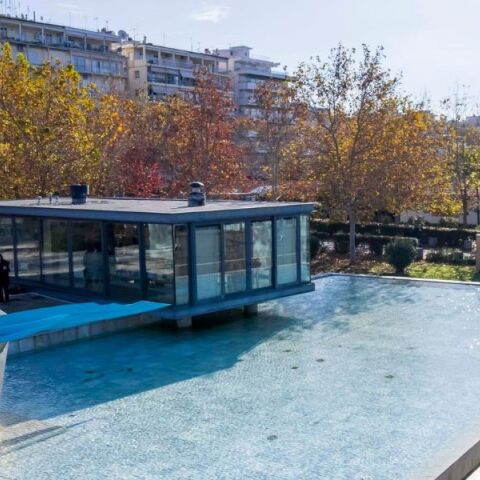 Ο Δήμος Θεσσαλονίκης μεταφέρει τη Γυάλινη Βιβλιοθήκη στον Κήπο των Γλυπτών - Δείτε το θερινό ωράριο λειτουργίας και τις ημέρες υποδοχής κοινού.