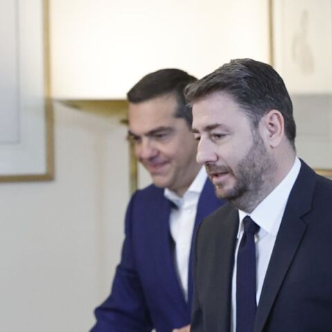 Νέα επίθεση ΠΑΣΟΚ κατά Τσίπρα: Κάνει rebranding αγκαλιά με τα συμφέροντα