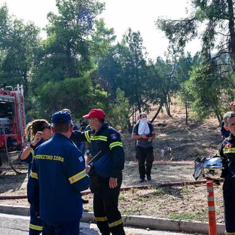 Πυροσβέστες συντονίζονται για τη φωτιά στο Χαϊδάρι